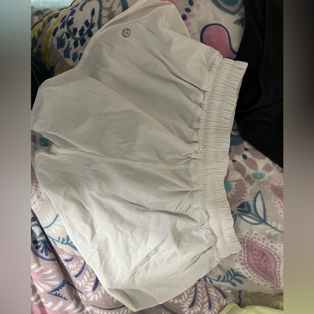 White lululemon shorts hotty hot size 4 low rise 2.5 in.